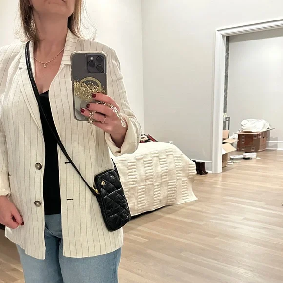 Elegant Black Quilted Crossbody Bag - Picture 7 of 7